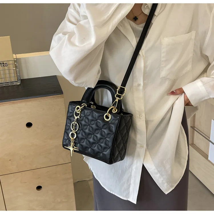 Quilted Pattern Solid Color Pu Handbag With Pendant Decoration, Versatile Noble Women's Crossbody Bag, Fashionable Handbag