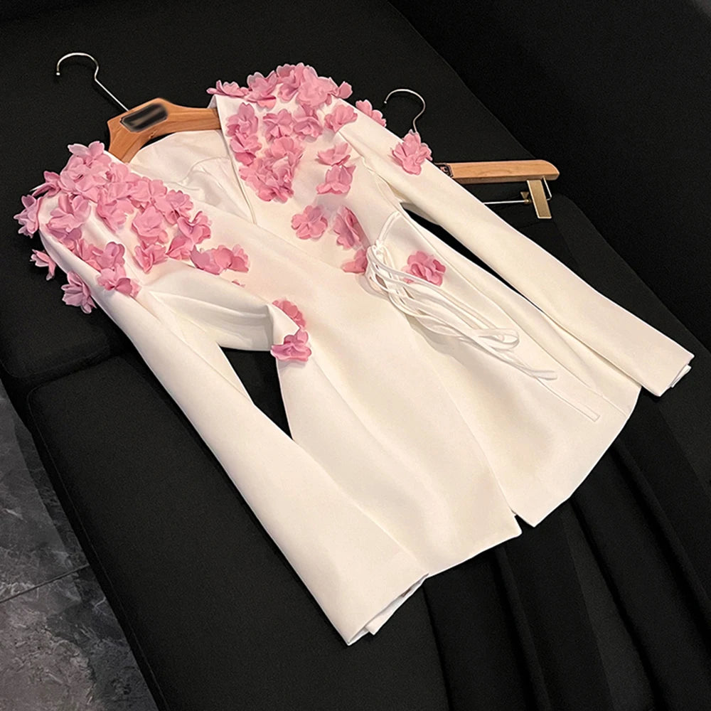 TWOTWINSTYLE Sweet Spliced Appliques Blazers For Women V Neck Long Sleeve Spring Temperament Coat Female Fashion New KJA533232