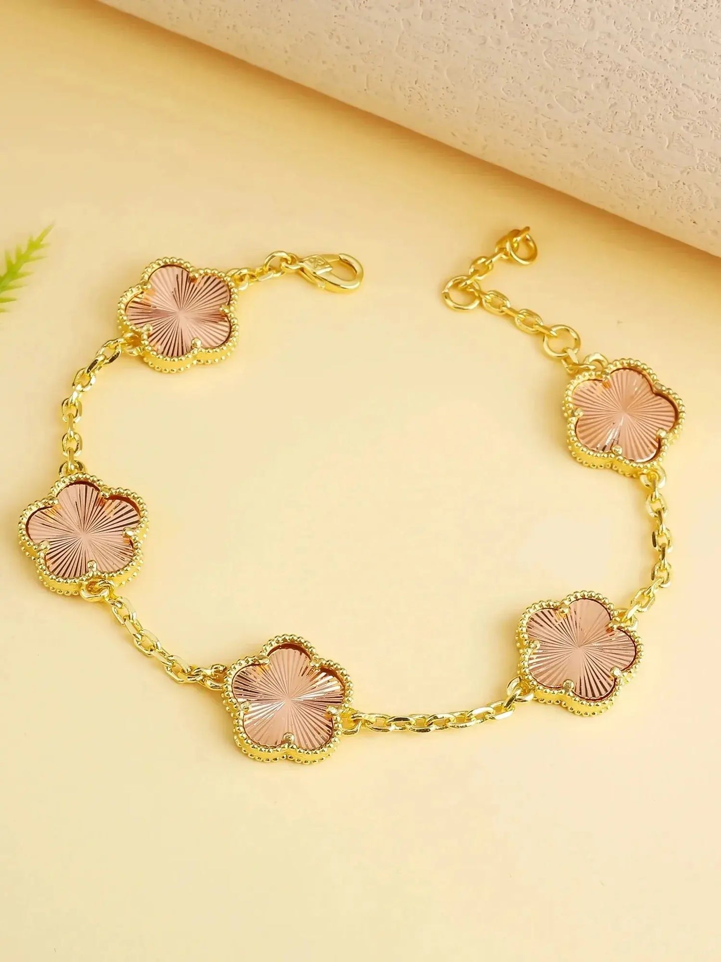 Classic simple fashion five-leaf flower pendant bracelet Natural stone clover pendant women's party daily wear jewelry