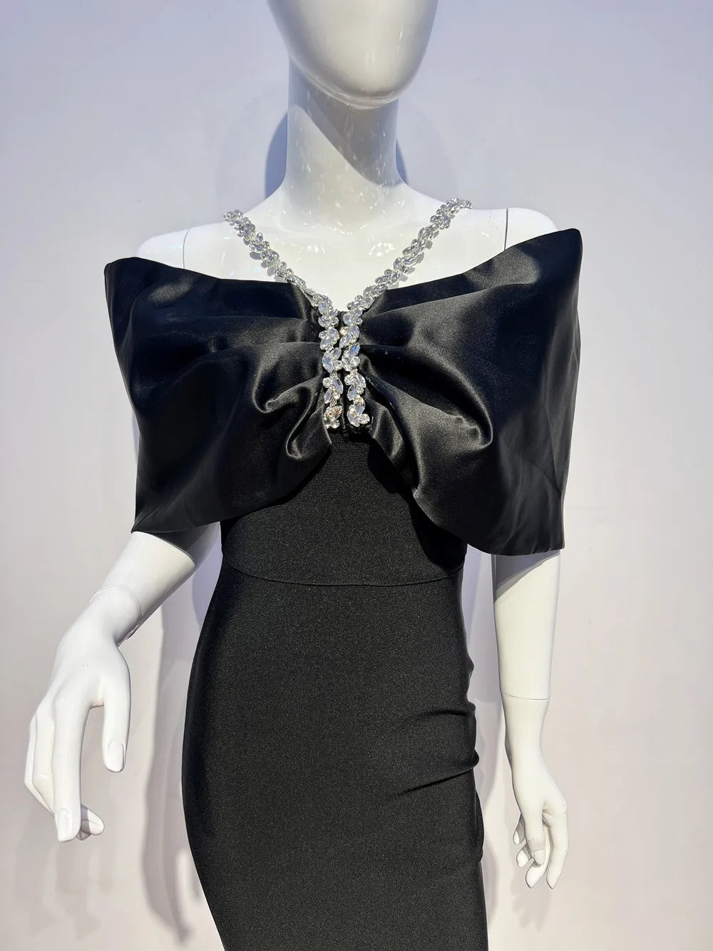 White Black Color Women Sexy Off the Shoulder Beading Halter Bodycon Long Bandage Dress Celebrate Evening Party Dress Wholesale