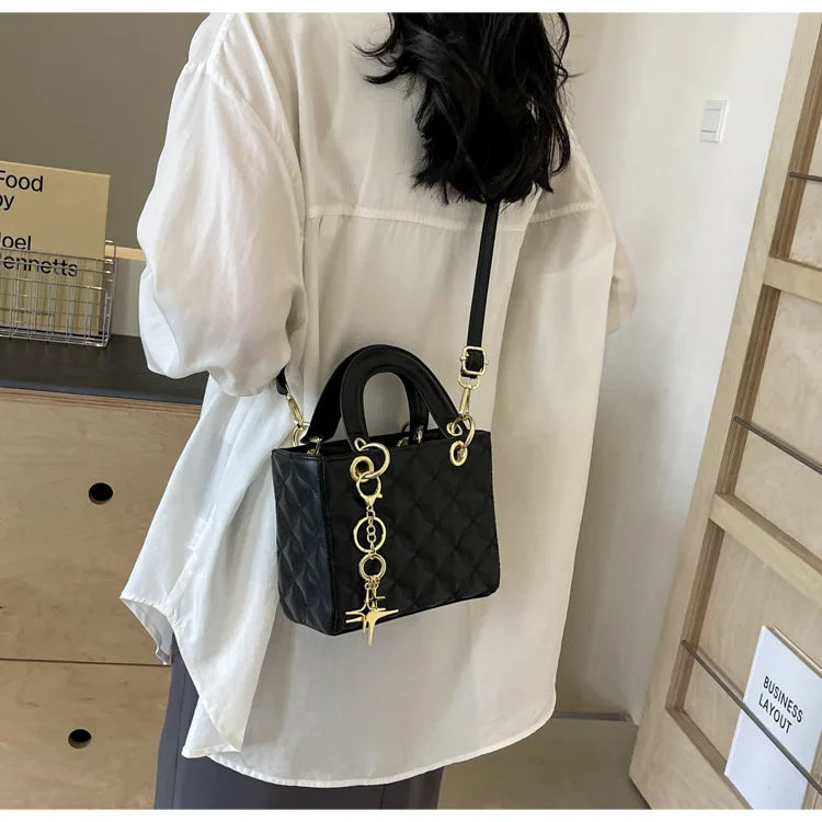 Quilted Pattern Solid Color Pu Handbag With Pendant Decoration, Versatile Noble Women's Crossbody Bag, Fashionable Handbag