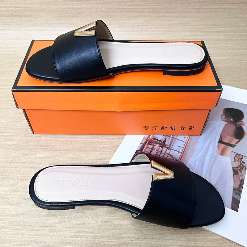 2024 summer new V-shaped metal decoration flat bottomed beach women's fashionable slippers