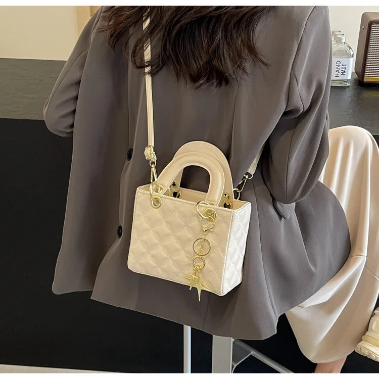 Quilted Pattern Solid Color Pu Handbag With Pendant Decoration, Versatile Noble Women's Crossbody Bag, Fashionable Handbag