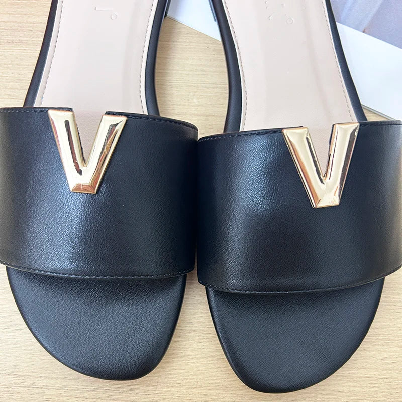 2024 summer new V-shaped metal decoration flat bottomed beach women's fashionable slippers
