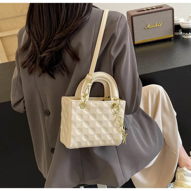 Quilted Pattern Solid Color Pu Handbag With Pendant Decoration, Versatile Noble Women's Crossbody Bag, Fashionable Handbag