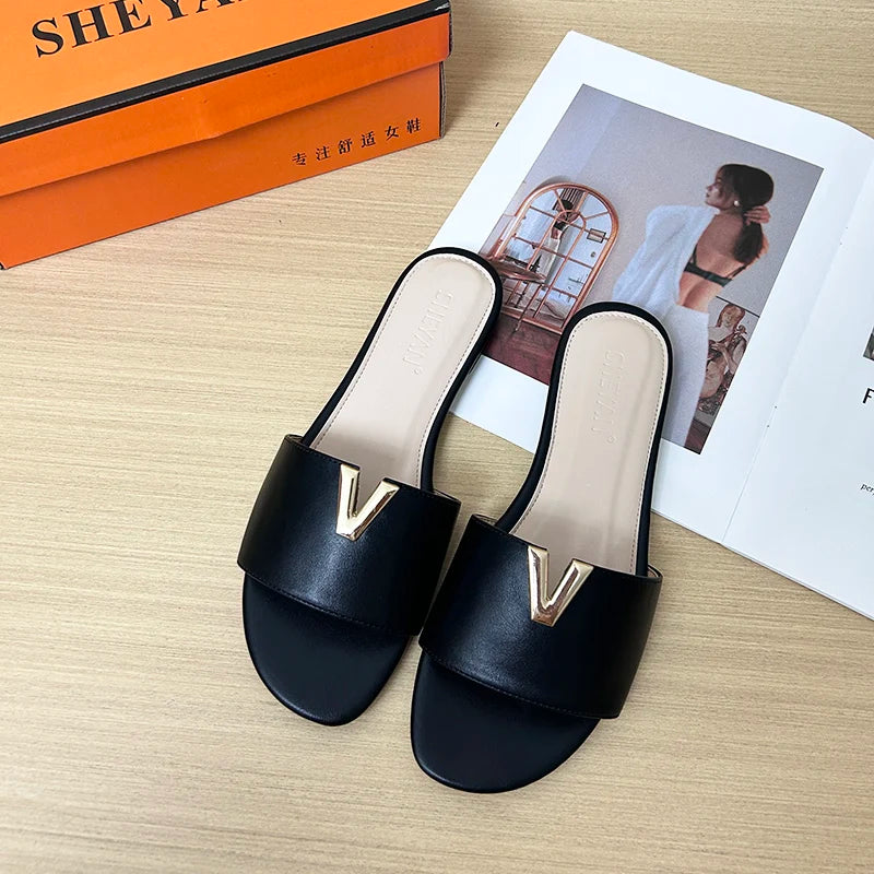 2024 summer new V-shaped metal decoration flat bottomed beach women's fashionable slippers