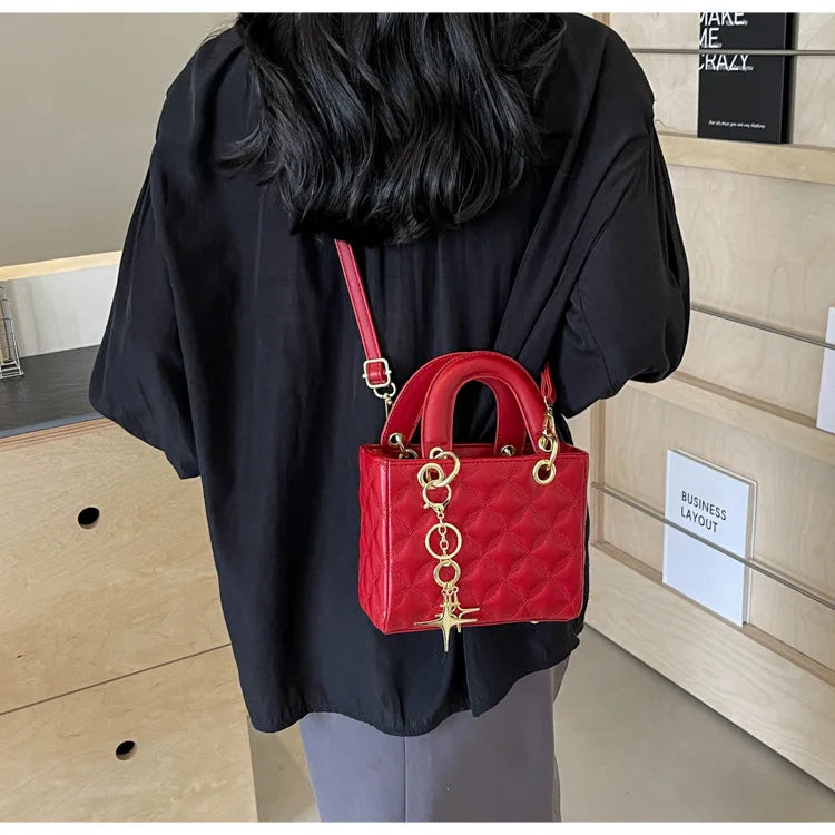 Quilted Pattern Solid Color Pu Handbag With Pendant Decoration, Versatile Noble Women's Crossbody Bag, Fashionable Handbag