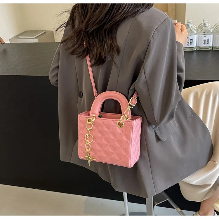 Quilted Pattern Solid Color Pu Handbag With Pendant Decoration, Versatile Noble Women's Crossbody Bag, Fashionable Handbag