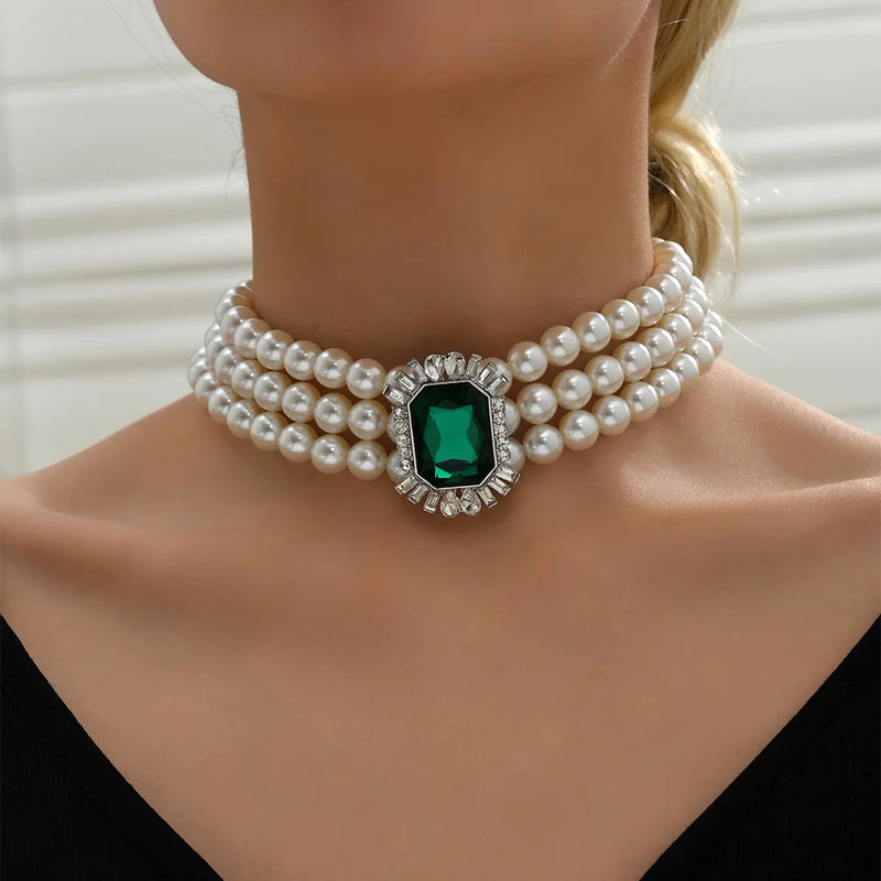 KMVEXO Mehrschichtige imitierte Perle Grüner Kristall Choker Halskette Kragen Statement Boho Schlüsselbeinkette Halskette Damenschmuck