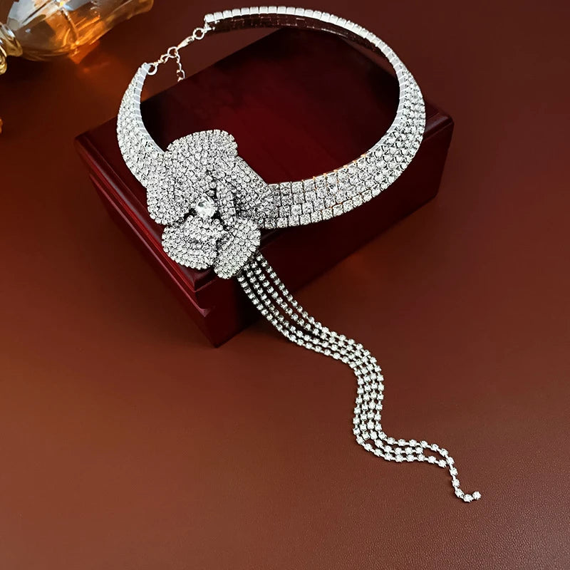 Strass-Mehrschichtige Blumenfransen-Halsketten für Damen, okzidentale exquisite Temperament, gehobene Persönlichkeit, Luxusschmuck